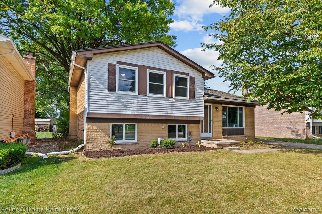 16221 Bayham Court, Clinton charter township