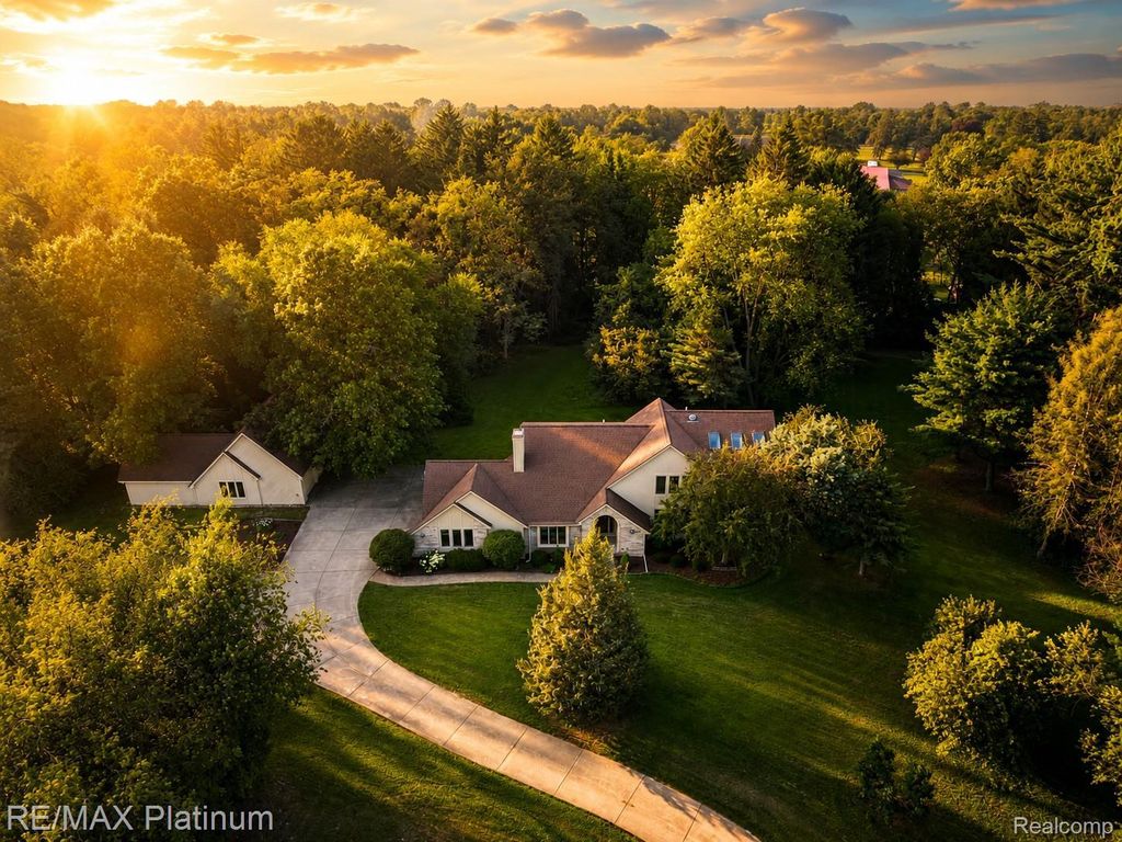 12273 Pinebrook Lane, Green Oak township