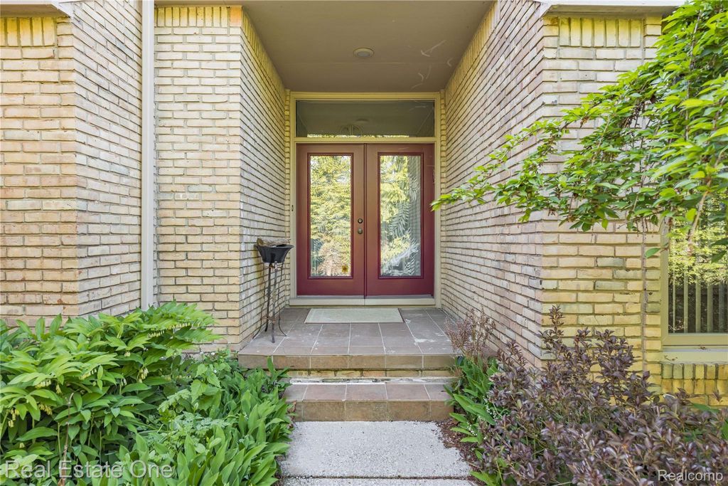5000 Mirror Lake Court 19, West Bloomfield charter township