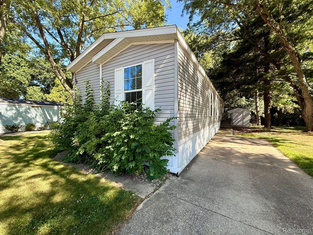 10450 6 Mile Road 18, Newton township