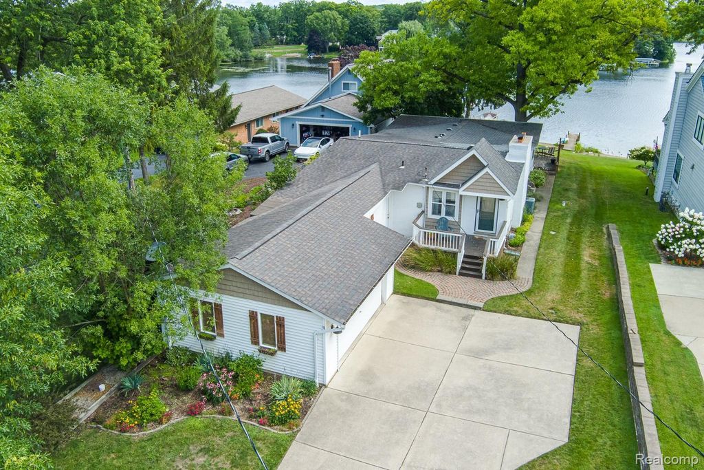 10470 King Road, Springfield charter township