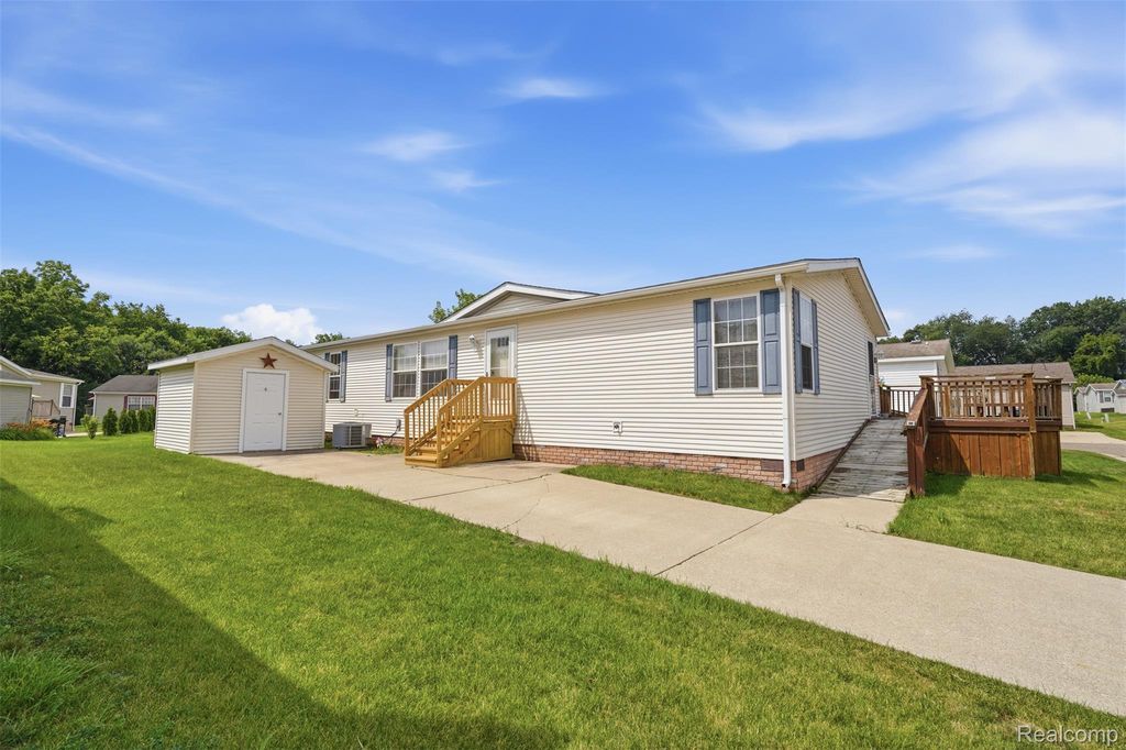 11784 Stoneridge Court, Green Oak township