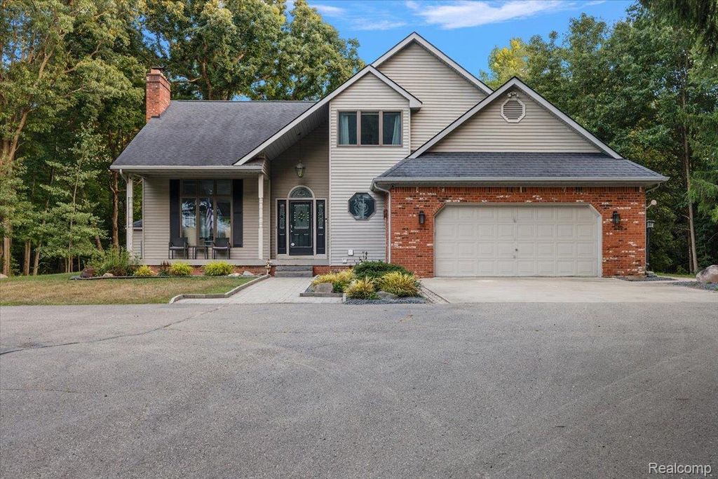 707 W Sutton Road, Metamora township