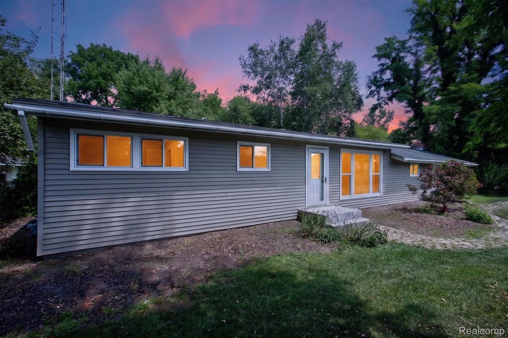 1279 E Burnside Road, Deerfield township