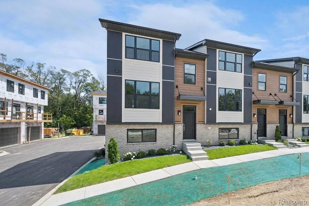1016 Pine Tree Lane, Troy city