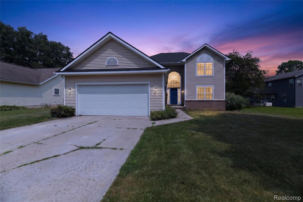 6452 Sandy Knoll, Fenton charter township