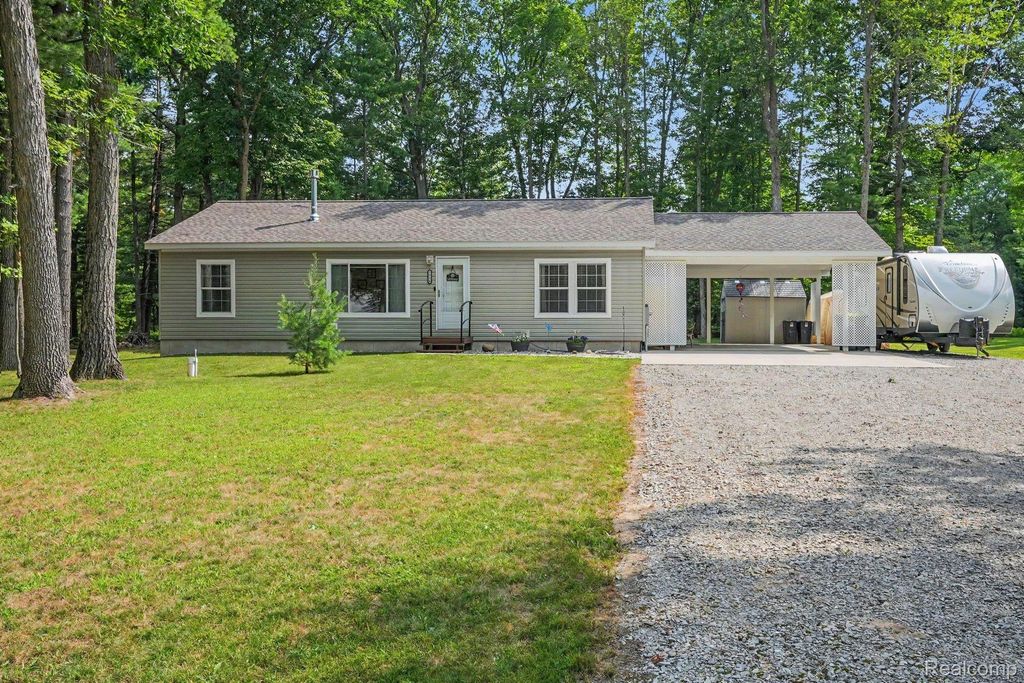 1316 Leeward Lane, Richfield township