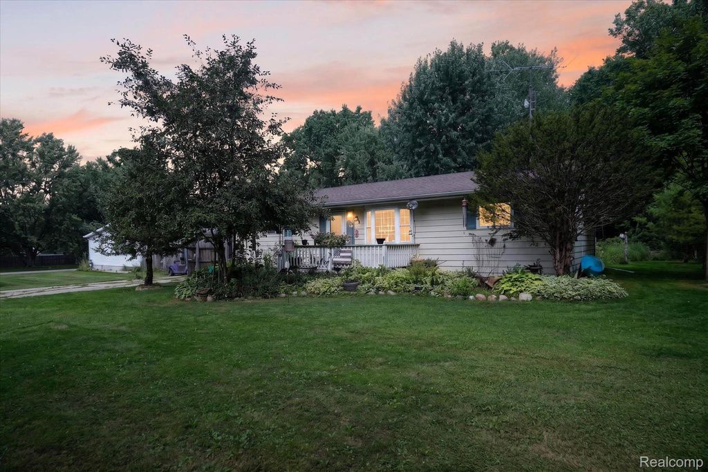 1927 New Rochelle Drive, Elba township