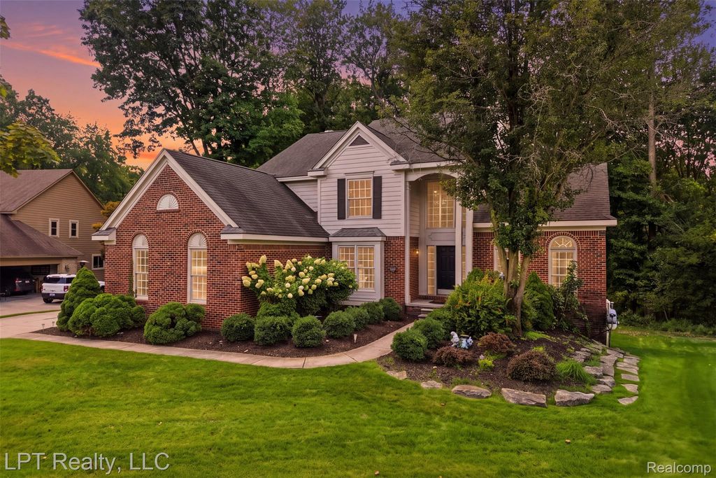 1419 Woodbridge Lane, Wixom