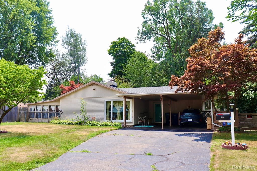 714 Country Club Lane, Flint city
