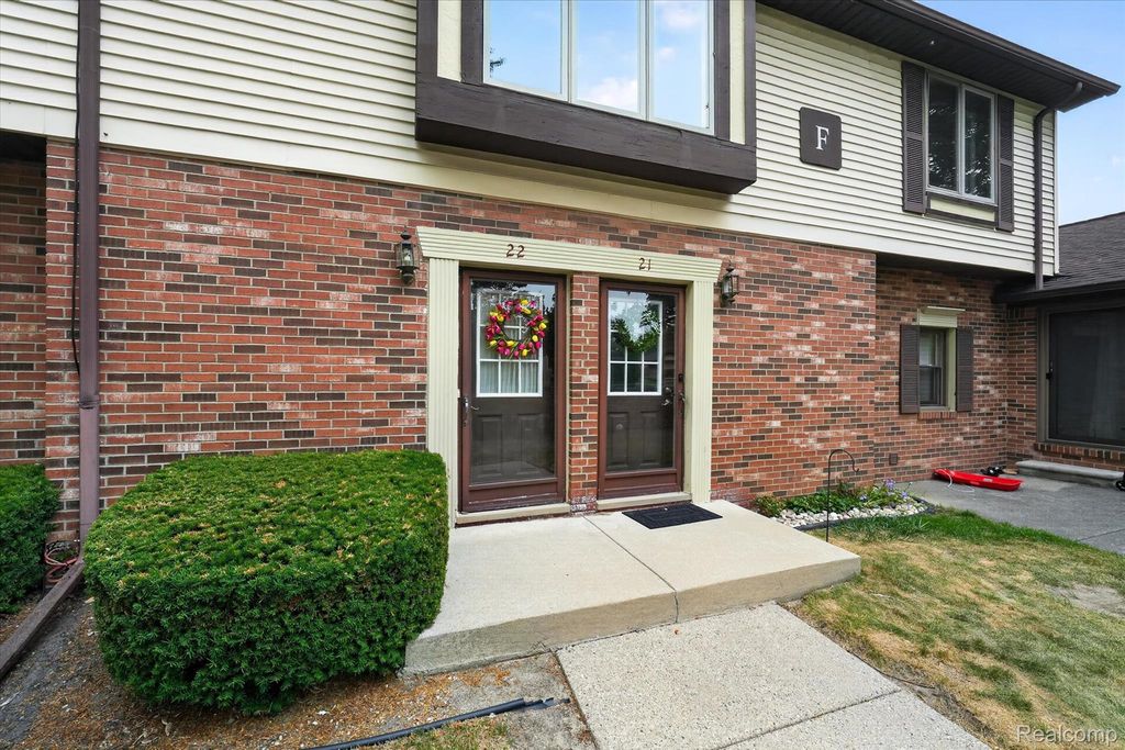 2321 London Bridge Dr Drive 22, Rochester Hills