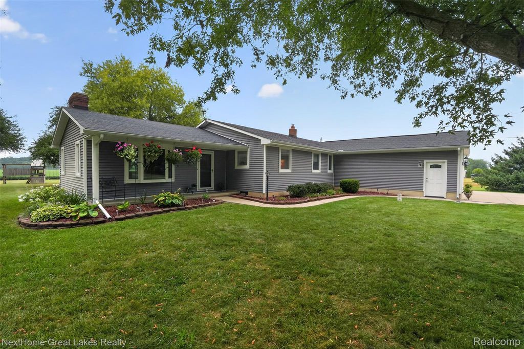 6249 New Lothrop Road, Hazelton township