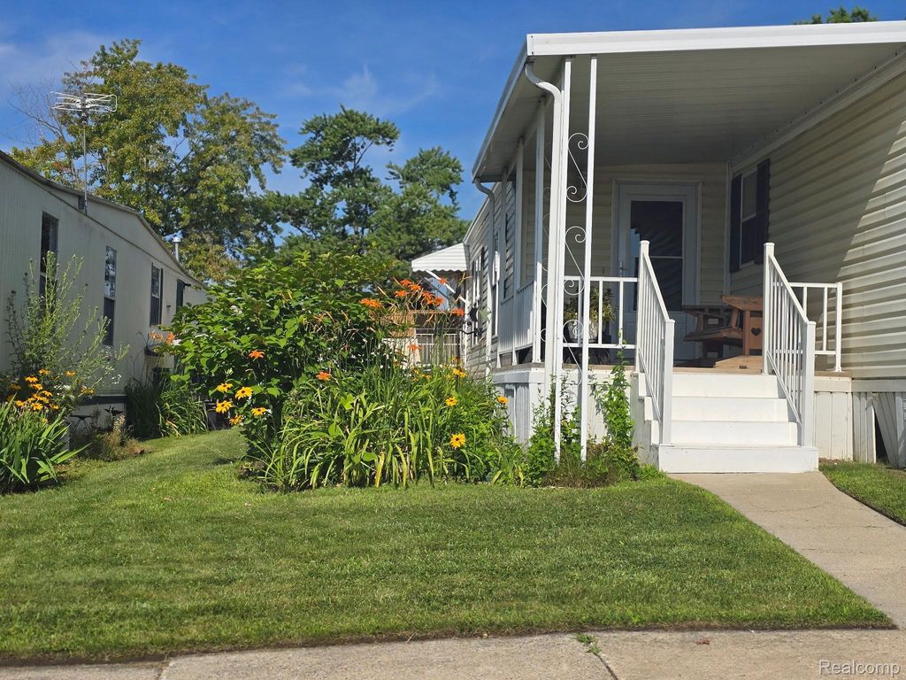 211 Pinewood Dr, White Lake charter township