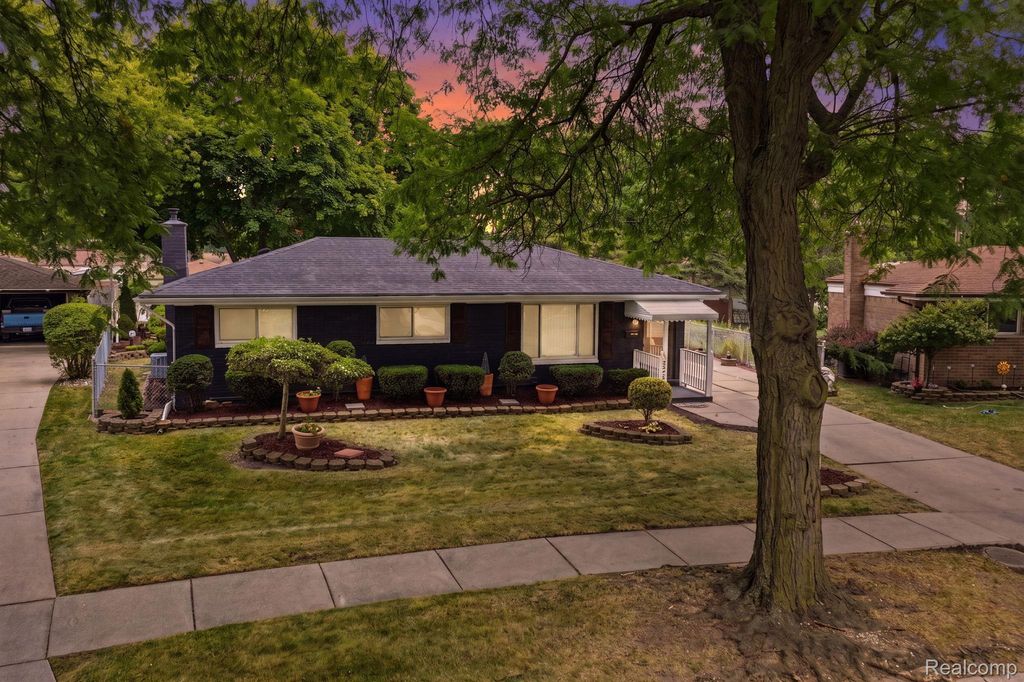 32504 Wareham Drive, Warren city