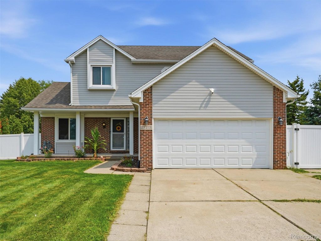27215 Eagle Court, Chesterfield township
