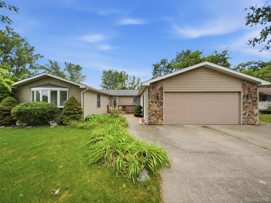 601 Holly Bush Drive, Holly village
