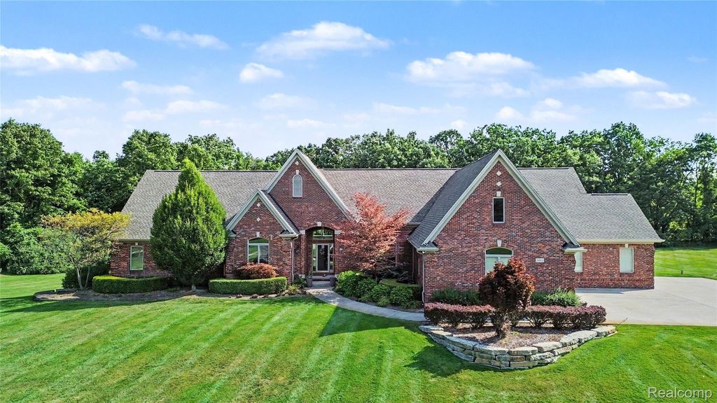 2442 Meadow Court, Addison township