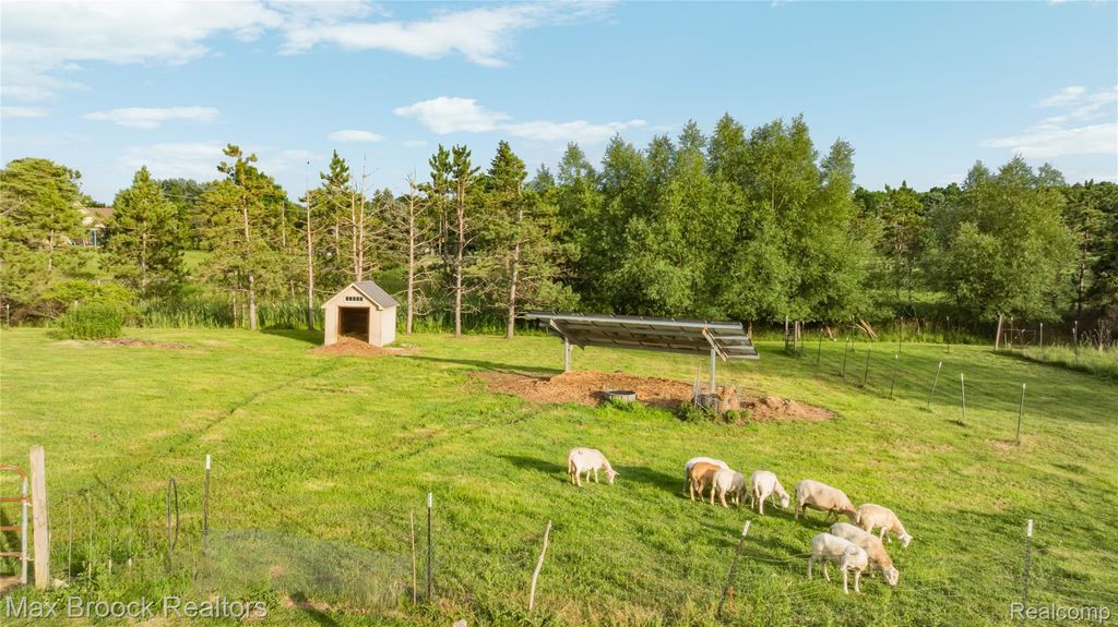 3054 Emery Lane, Hadley township