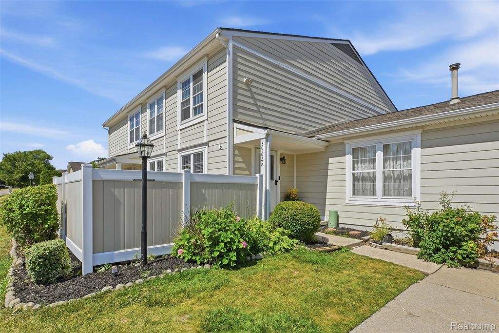 39625 Village Wood Lane, Novi city