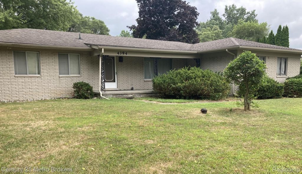 4394 Apache Drive, Burton city