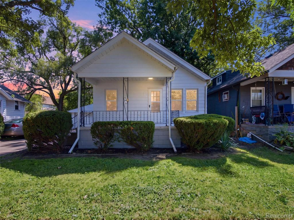 1063 Mayflower Avenue, Lincoln Park