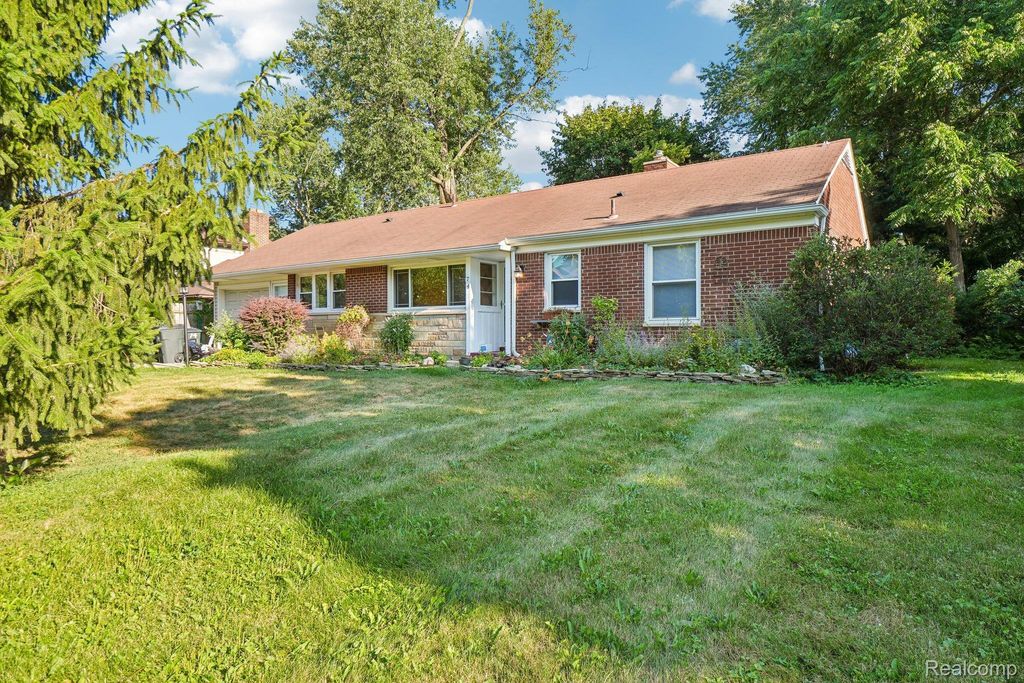 74 Barrington Road, Bloomfield charter township
