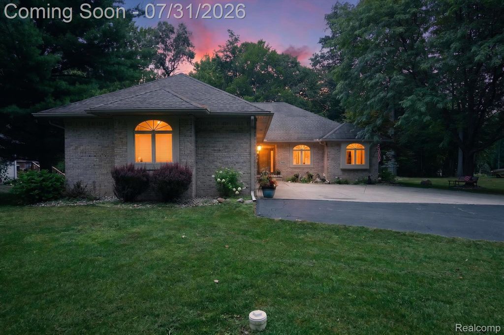 7480 Majestic Woods Drive, Argentine township