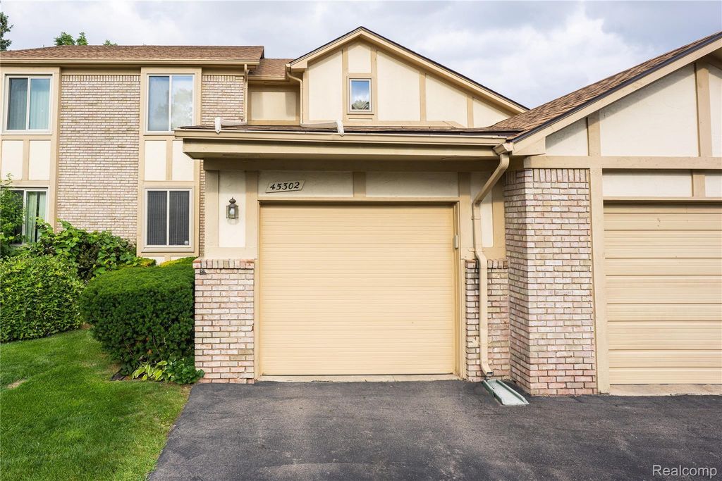 45302 Manor Drive, Utica