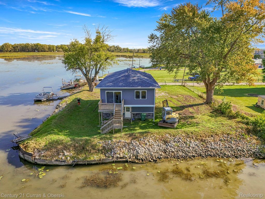 6809 Lakeshore Drive, Estral Beach village
