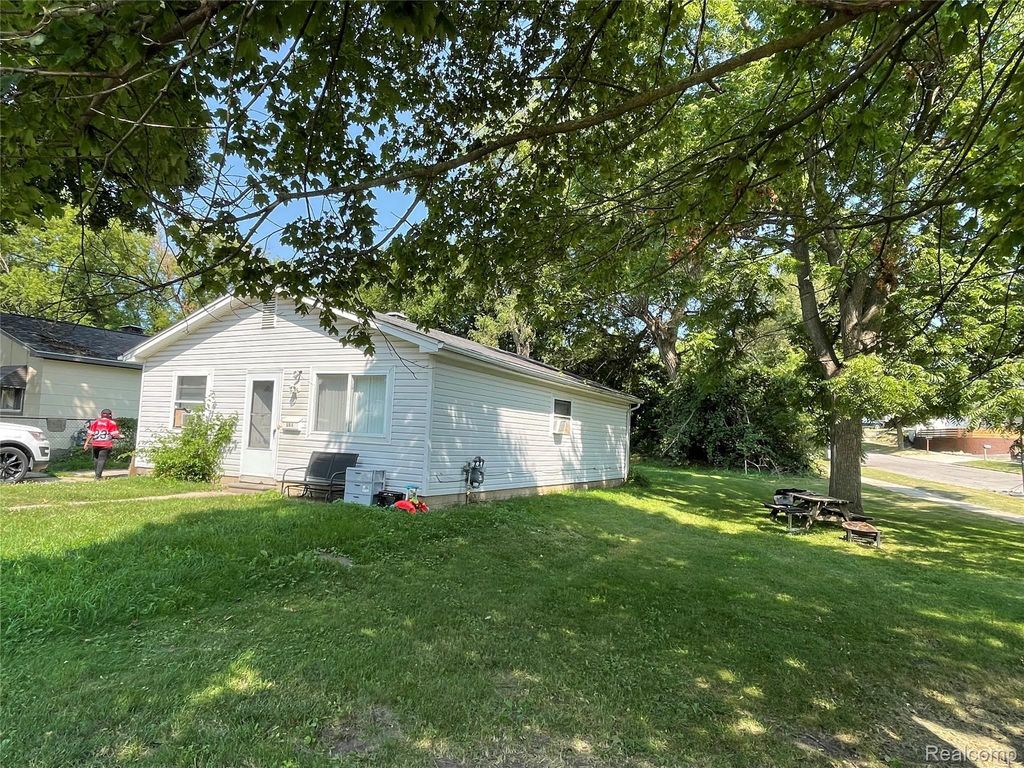 864 Terry Avenue, Pontiac city