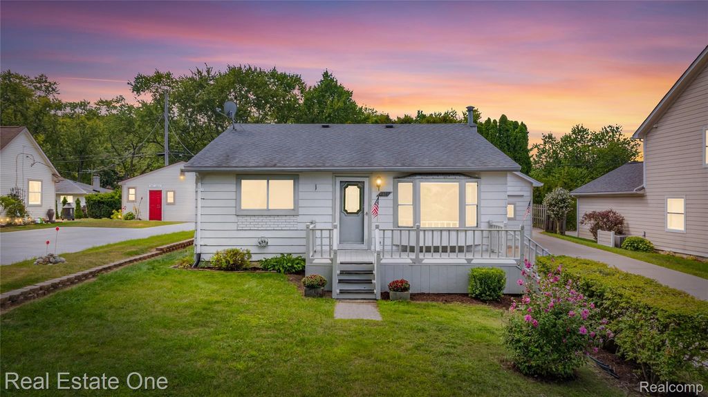 4470 Bethune Court, West Bloomfield