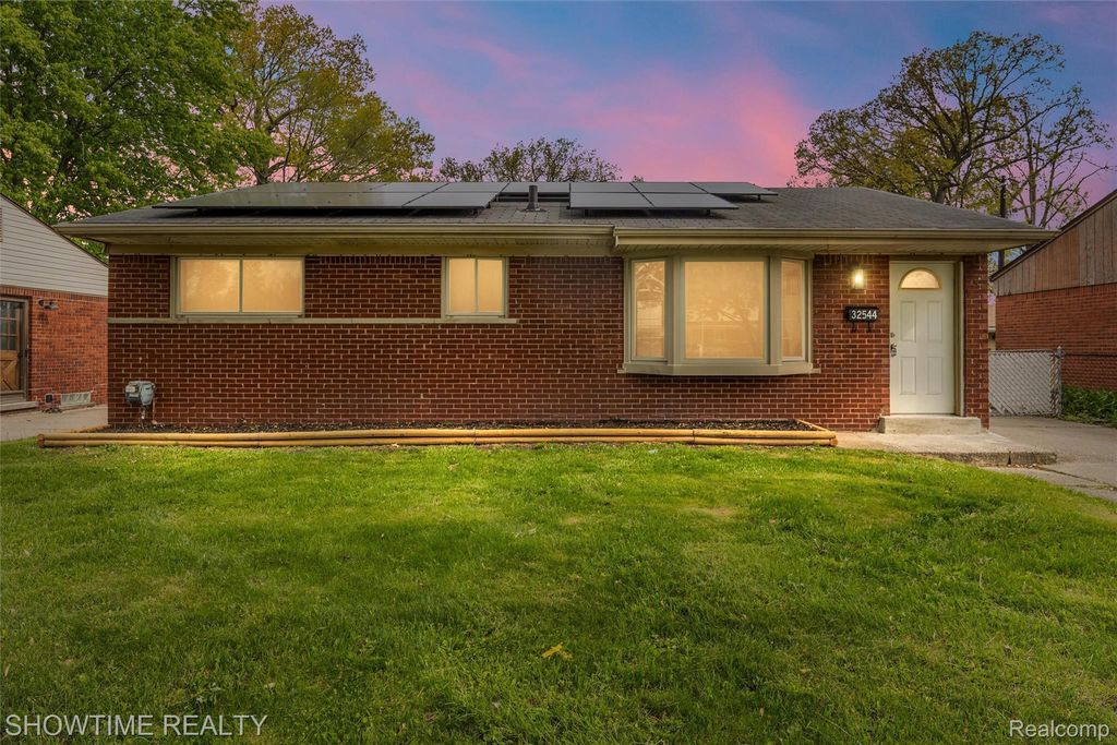 32544 Hazelwood Street, Westland city