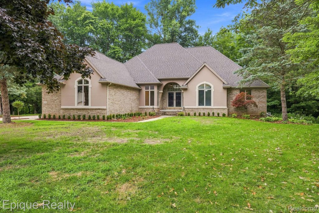 3040 Oak Moss Court, Fort Gratiot charter township