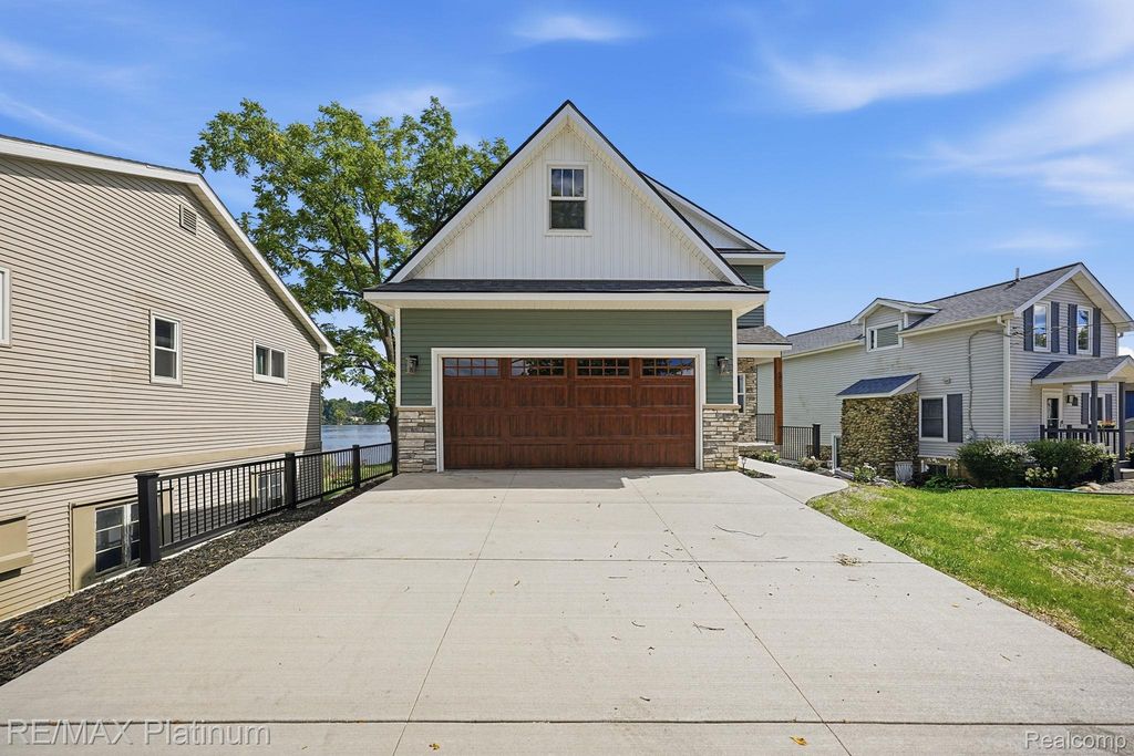 4075 Highcrest Drive, Genoa township