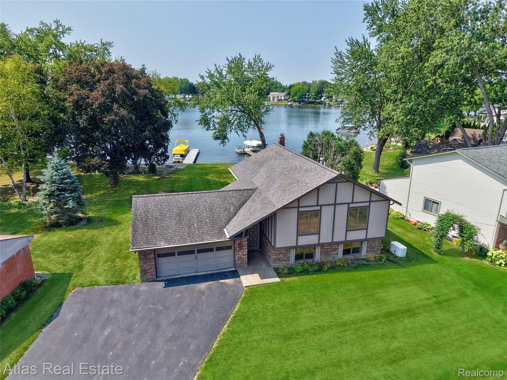 10334 Dar Lane, Atlas township