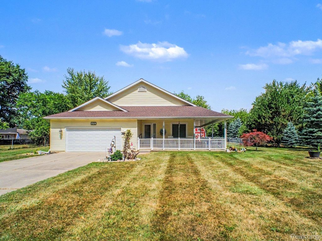 1524 Cussewago Drive, Fenton charter township