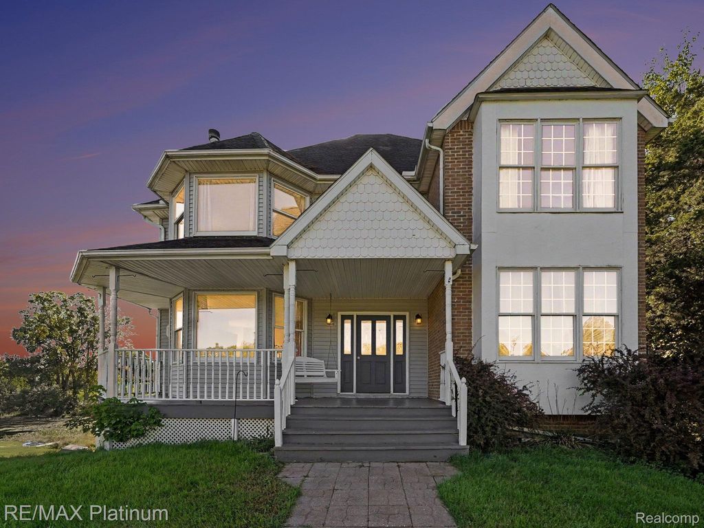 10149 Emerald Drive, Cambridge township