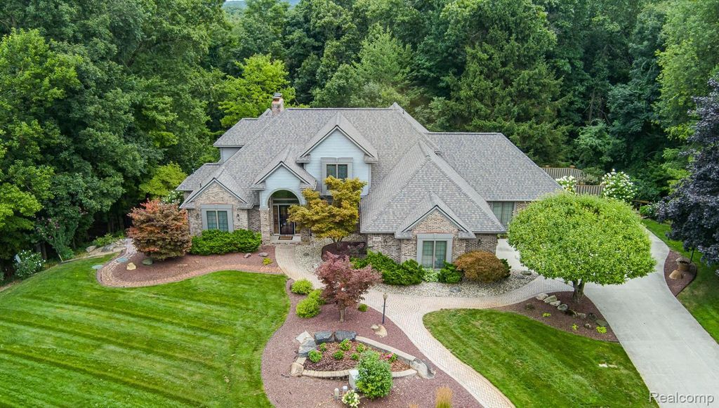 805 Maple Road, Groveland township