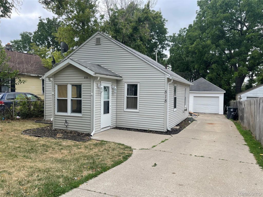 818 Cedar Street, Pontiac city
