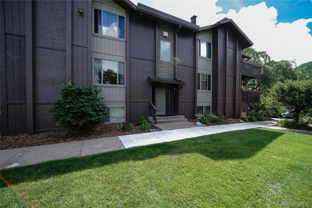 8365 Pontiac Lake Road 12, White Lake charter township
