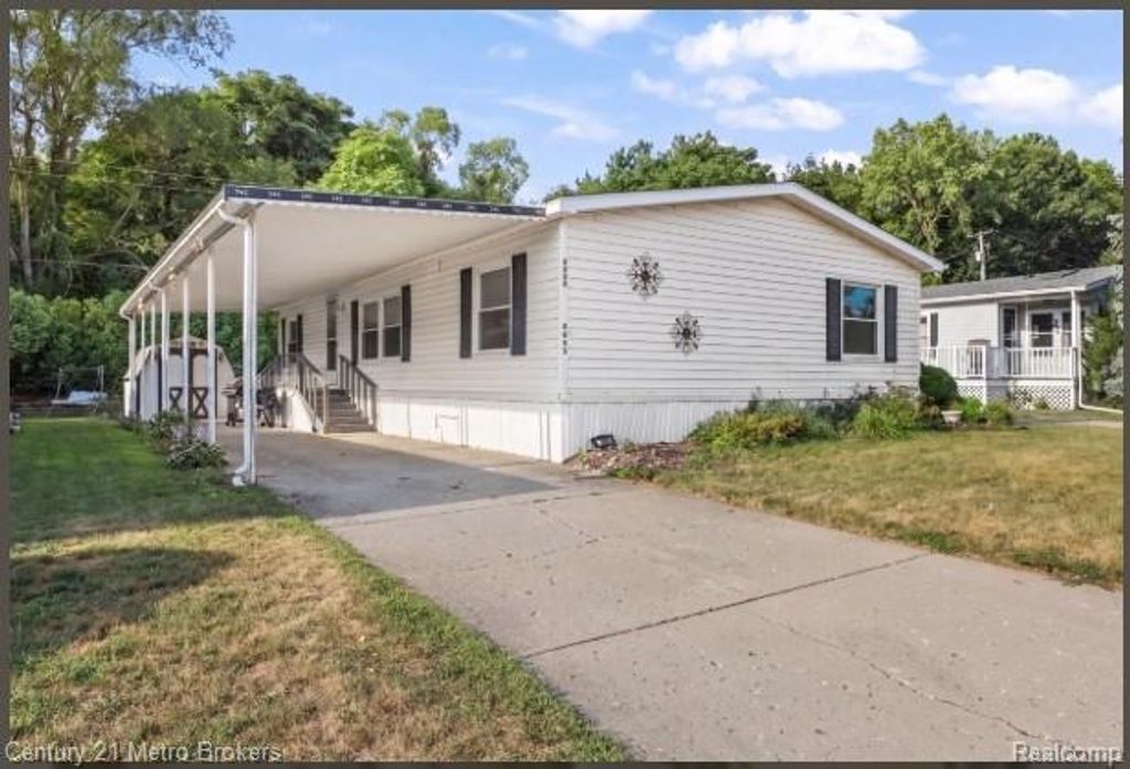 3053 E Bay Drive, Fenton city