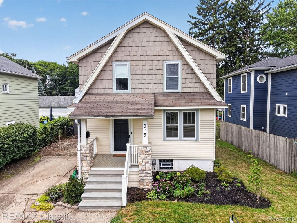 909 Fernwood Road, Royal Oak city