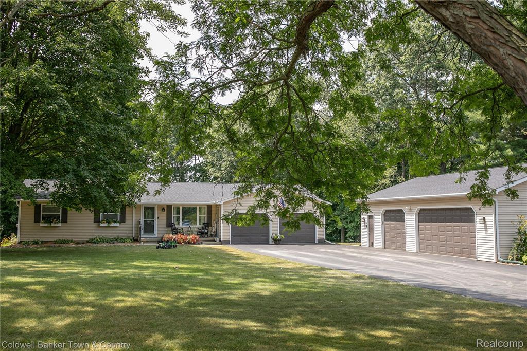 9437 Fuller Drive, Tyrone township