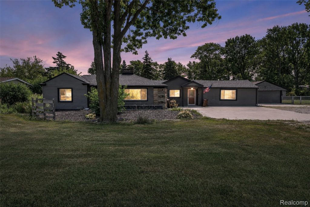 38250 S Groesbeck Highway, Clinton charter township