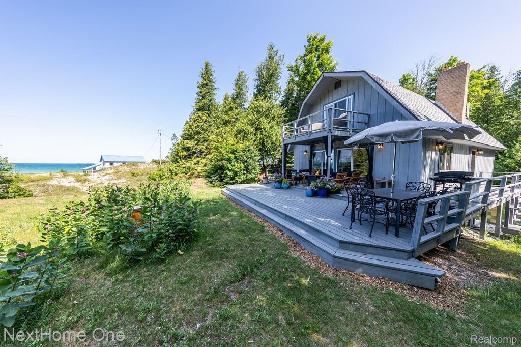 28095 Driftwood Court, St. James township