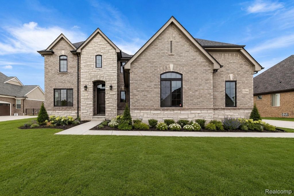 2166 Heidi Dr, Addison township