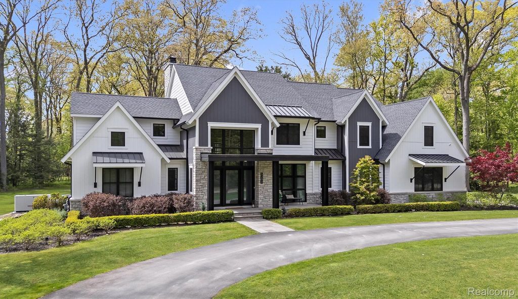 5200 Windingwood Drive, Bloomfield charter township