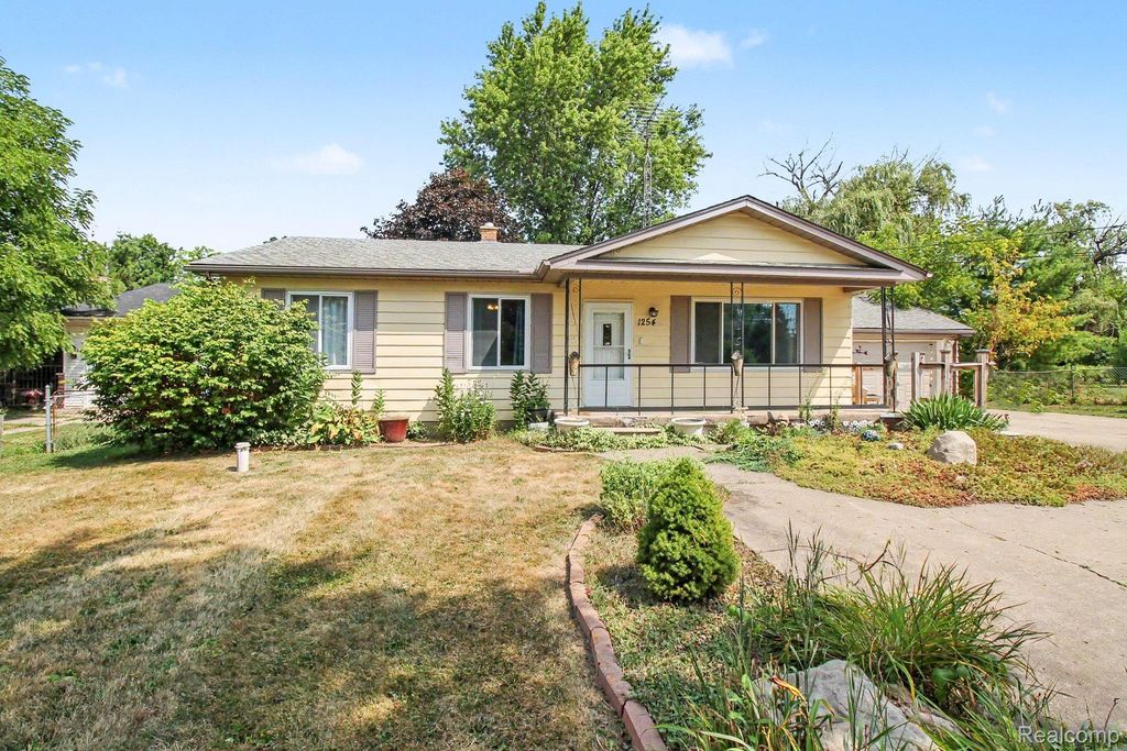 1254 W Grand Blanc Road W, Mundy township