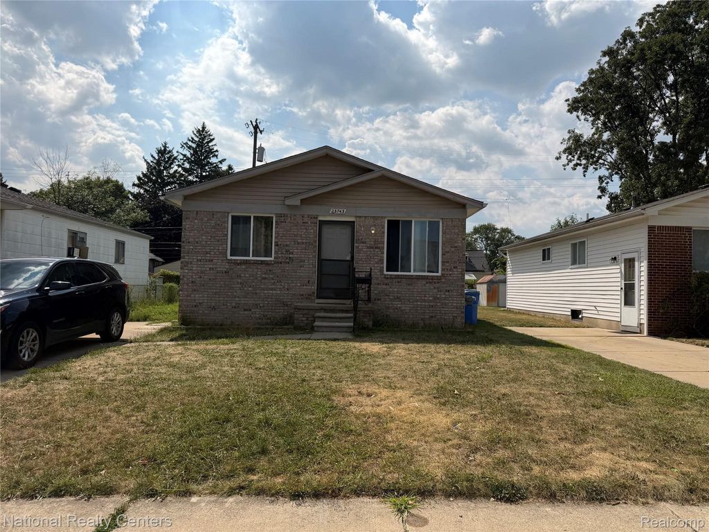 23743 Columbus Avenue, Warren city