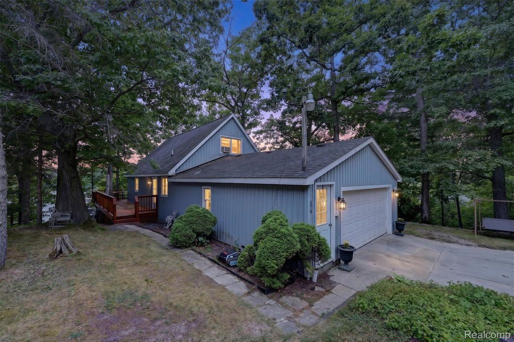 679 N Long Lake Boulevard, Lake Orion